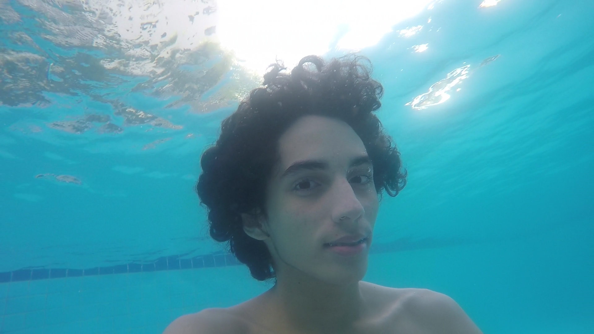 http://videos.introcdc.com/Canal/Vlogs/Luciano/Piscina uooou/GOPR4635.00_11_33_35.Quadro025.png